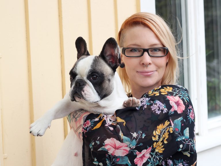 Anna Hansson med en hund i famnen
